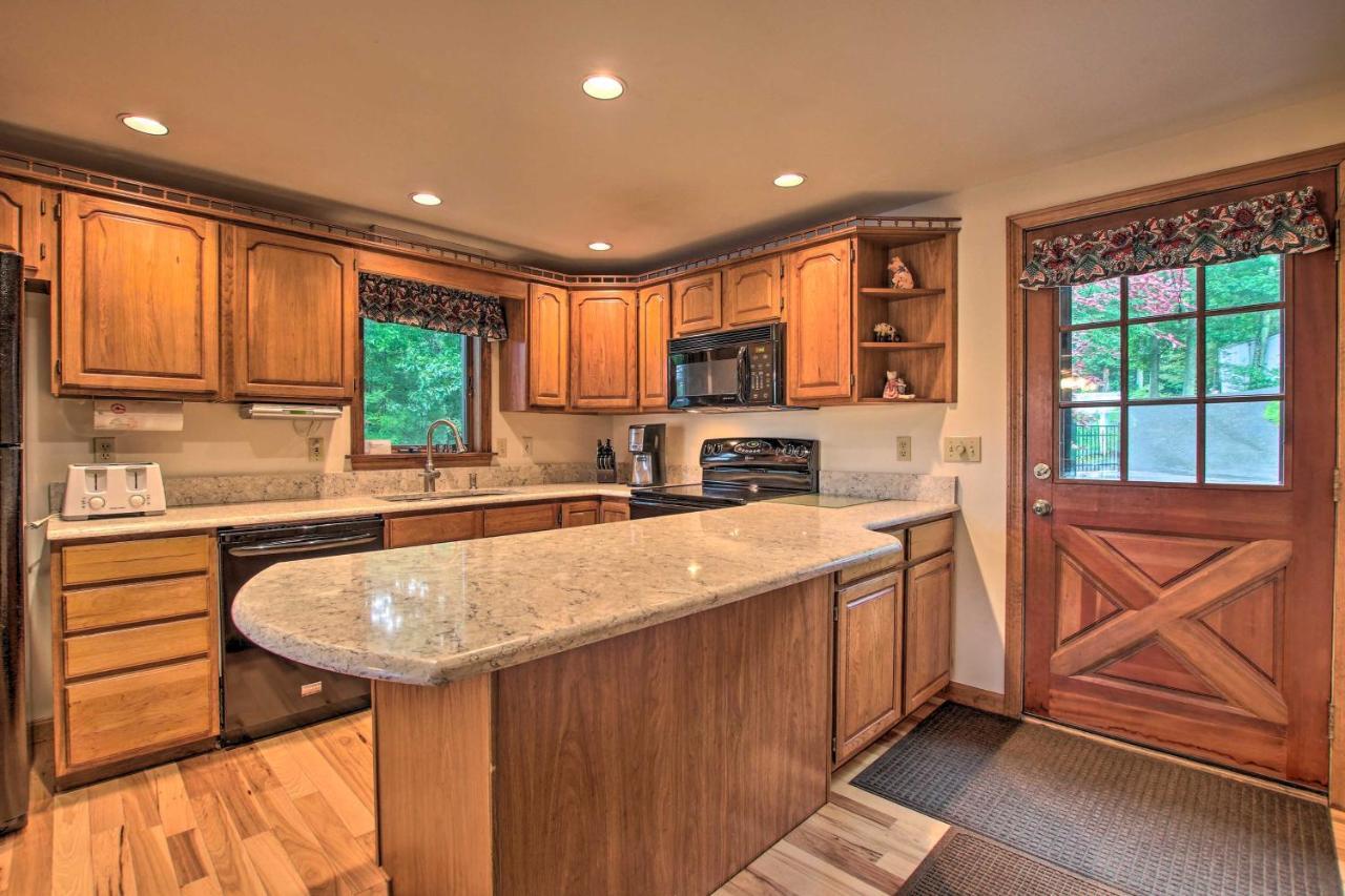 Waterfront New England House On Wickaboag Lake! West Brookfield Εξωτερικό φωτογραφία