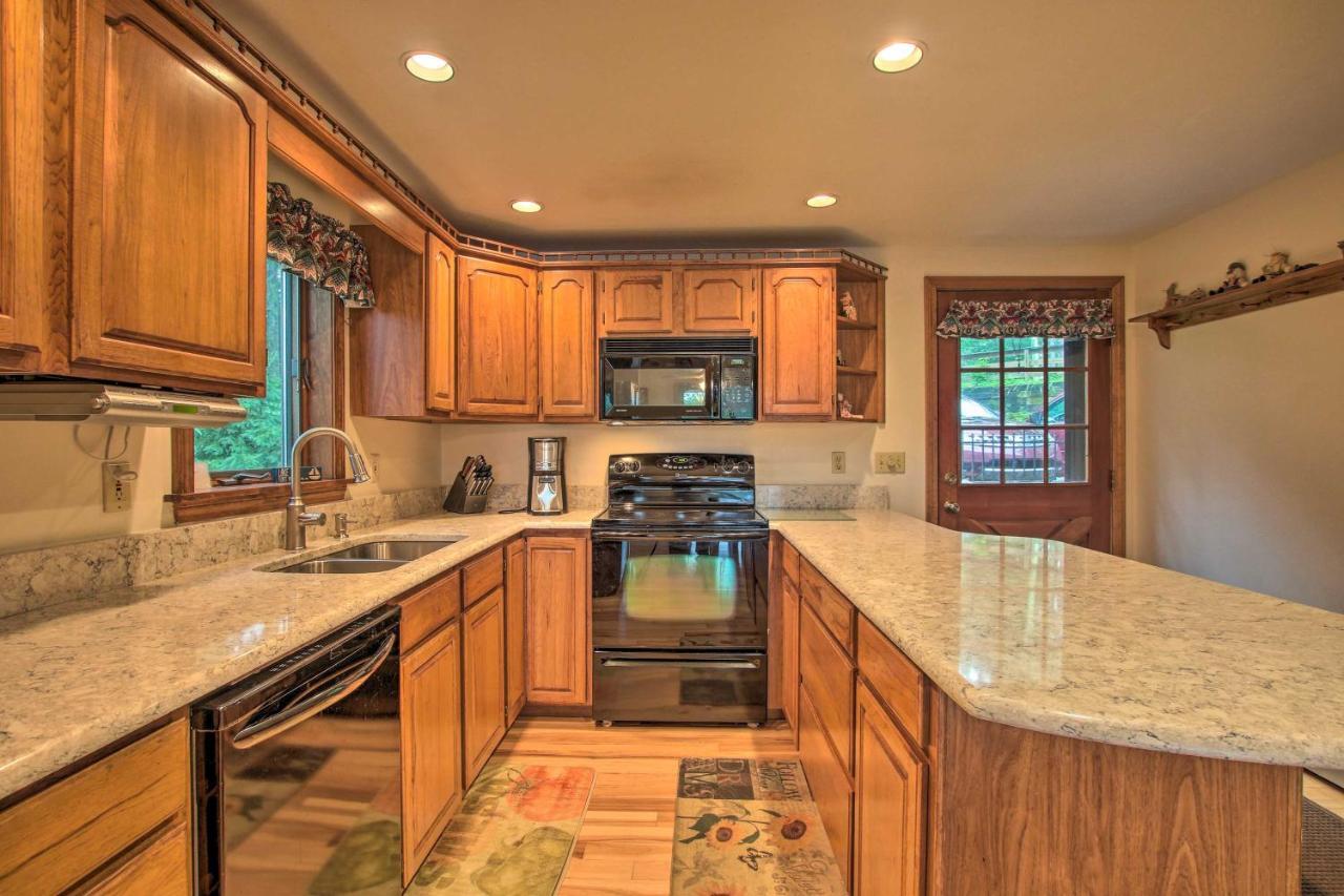 Waterfront New England House On Wickaboag Lake! West Brookfield Εξωτερικό φωτογραφία