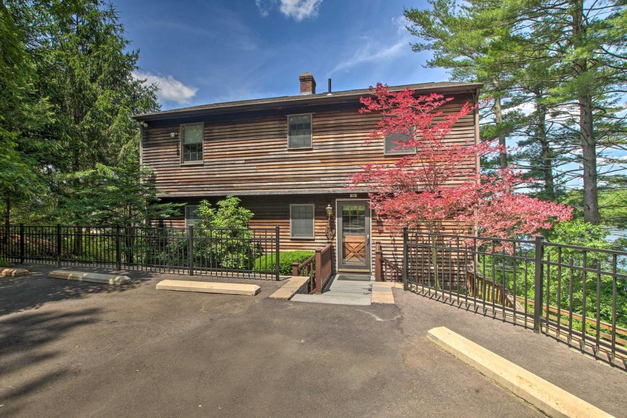 Waterfront New England House On Wickaboag Lake! West Brookfield Εξωτερικό φωτογραφία